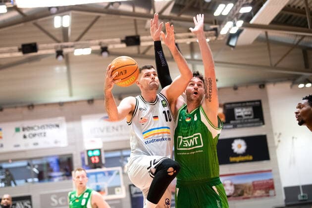BARMER 2. Basketsball Bundesliga ProA Saison 2021 2022 32. Spieltag am 27.3.22 Medipolis SC Jena vs Römerstrom Gladiators Trier v.li. Julius Wolf (Jena) beim Korbleger gegen seinen Bruder Enosch Wolf (Trier) Sparkassen Arena