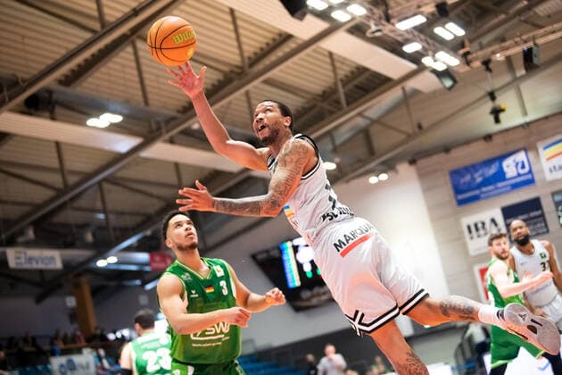 BARMER 2. Basketsball Bundesliga ProA Saison 2021 2022 32. Spieltag am 27.3.22 Medipolis SC Jena vs Römerstrom Gladiators Trier Mitte: Rayshawn Simmons (Jena) beim Korbleger Sparkassen Arena