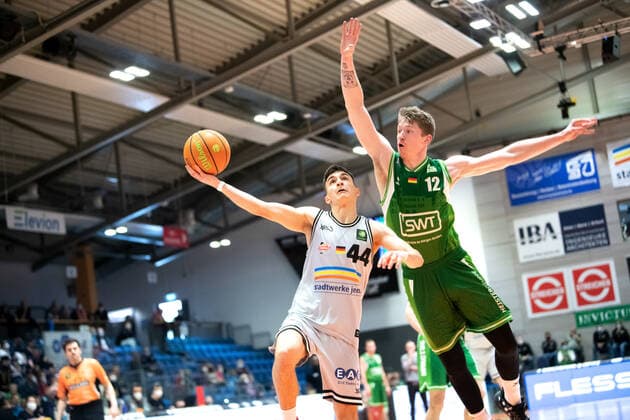 BARMER 2. Basketsball Bundesliga ProA Saison 2021 2022 32. Spieltag am 27.3.22 Medipolis SC Jena vs Römerstrom Gladiators Trier v.li. Vuk Radojicic (Jena) beim Korbleger gegen Jonas Niedermanner (Trier) Sparkassen Arena