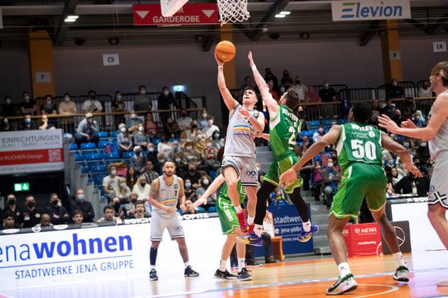BARMER 2. Basketsball Bundesliga ProA Saison 2021 2022 32. Spieltag am 27.3.22 Medipolis SC Jena vs Römerstrom Gladiators Trier v.li. Vuk Radojicic (Jena) beim Korbleger gegen Daniel Thomas Monteroso (Trier) Sparkassen Arena