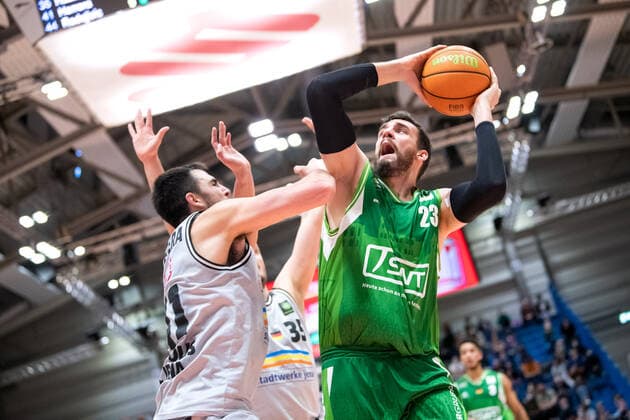 BARMER 2. Basketsball Bundesliga ProA Saison 2021 2022 32. Spieltag am 27.3.22 Medipolis SC Jena vs Römerstrom Gladiators Trier v.re. im Center Duell Radoslav Pekovic (Trier) am Ball gegen Alexander Herrera (Jena) Sparkassen Arena