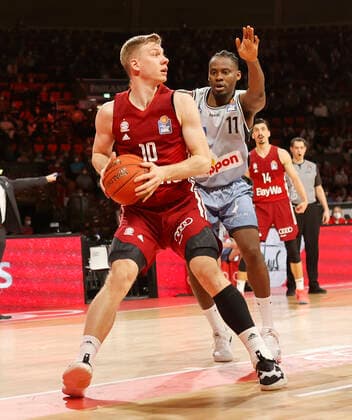 27.03.2022, BBL, FC Bayern Basketball vs Hakro Merlins Crailsheim, Audi Dome, Muenchen, Basketball, im Bild: Ognjen Jaramaz (FCB Basketball), Rene Kindzeka (Merlins Crailsheim)