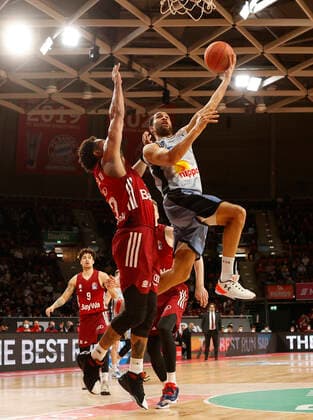 27.03.2022, BBL, FC Bayern Basketball vs Hakro Merlins Crailsheim, Audi Dome, Muenchen, Basketball, im Bild: Joshua Obiese (FCB Basketball), Daran Hilliard (FCB Basketball) vs Elias Lasisi (Merlins Crailsheim)