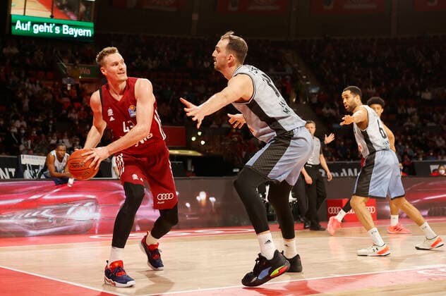 27.03.2022, BBL, FC Bayern Basketball vs Hakro Merlins Crailsheim, Audi Dome, Muenchen, Basketball, im Bild: Leon Radosevic (FCB Basketball), Dejan Kovacevic (Merlins Crailsheim), Elias Lasisi (Merlins Crailsheim)