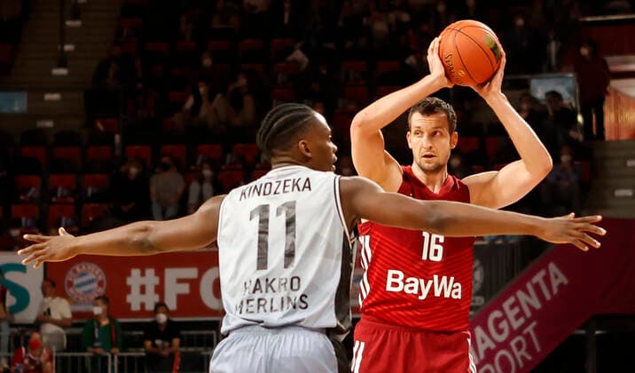 27.03.2022, BBL, FC Bayern Basketball vs Hakro Merlins Crailsheim, Audi Dome, Muenchen, Basketball, im Bild: Rene Kindzeka (Merlins Crailsheim) vs Paul Zipser (FCB Basketball)
