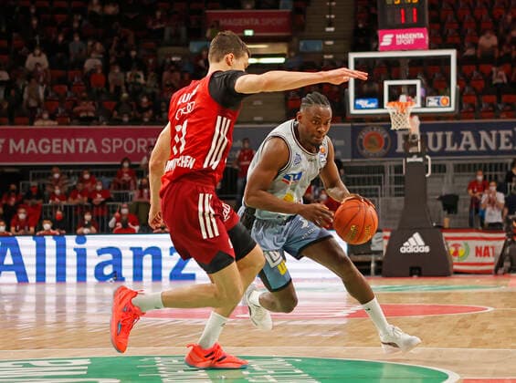 27.03.2022, BBL, FC Bayern Basketball vs Hakro Merlins Crailsheim, Audi Dome, Muenchen, Basketball, im Bild: Vladimir Lucic (FCB Basketball) vs Rene Kindzeka (Merlins Crailsheim)