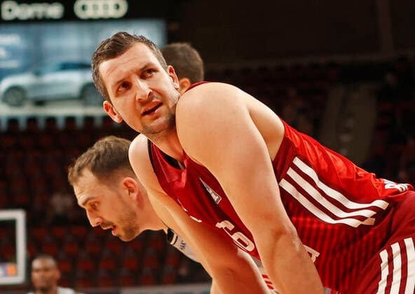 27.03.2022, BBL, FC Bayern Basketball vs Hakro Merlins Crailsheim, Audi Dome, Muenchen, Basketball, im Bild: Dejan Kovacevic (Merlins Crailsheim), Paul Zipser (FCB Basketball)