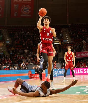 27.03.2022, BBL, FC Bayern Basketball vs Hakro Merlins Crailsheim, Audi Dome, Muenchen, Basketball, im Bild: Rene Kindzeka (Merlins Crailsheim) am Boden vs Jason George (FCB Basketball), Joshua Obiese (FCB Basketball)