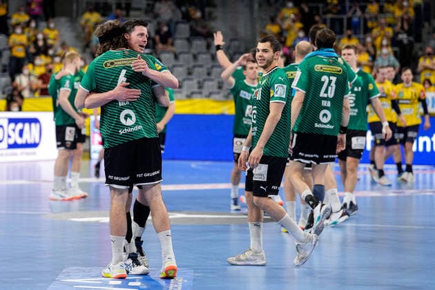 Sport Themen der Woche KW12 Sport Bilder des Tages Spieler der Füchse Berlin, Jubel nach dem Schlusspfiff, Sieg, Sieger, Gewinner, jubelt, jubeln, Freude, optimistisch, Highlight, Action, Aktion, vorne v.li. mit Jacob Tandrup Holm (Füchse, 6) und Hans Lindberg (Füchse, 18), 27.03.2022, Mannheim (Deutschland), Handball, Bundesliga, Rhein-Neckar Löwen - Füchse Berlin *** Players of the foxes Berlin, cheering after the final whistle, victory, winner, winner, cheers, joy, optimistic, highlight, action, action, front from left with Jacob Tandrup Holm foxes, 6 and Hans Lindberg foxes, 18 , 27 03 2022, Mannheim Germany , Handball, Bundesliga, Rhein Neckar Löwen foxes Berlin xozx
