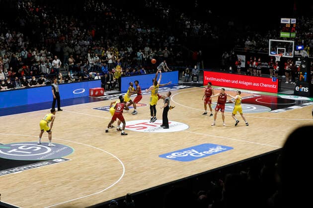 27.03.2022, easyCredit Basketball Bundesliga, BBL, Saison 2021 2022, Herren, Chemnitz Niners - Alba Berlin Tipoff Ben Lammers, Alba Berlin, Darion Atkins, Niners Chemnitz Chemnitz Messe Chemnitz Sachsen Germany