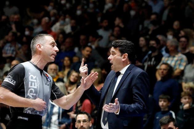 27.03.2022, easyCredit Basketball Bundesliga, BBL, Saison 2021 2022, Herren, Chemnitz Niners - Alba Berlin Israel Gonzalez (Head-Coach), Alba Berlin im Gespräch mit dem Schiedsrichter Chemnitz Messe Chemnitz Sachsen Germany