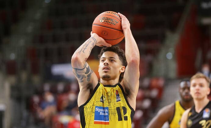 Ludwigsburg , Basketball easycredit BBL Bundesliga . MHP Riesen Ludwigsburg vs. Basketball Löwen Braunschweig , Jonah Radebaugh ( Riesen )
