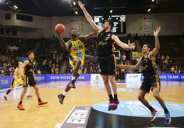 Ludwigsburg , Basketball easycredit BBL Bundesliga . MHP Riesen Ludwigsburg vs. Basketball Löwen Braunschweig , von links: Rawle Alkins ( Riesen ) Owen Klassen ( Löwen ) Nicholas Tischler ( Löwen )