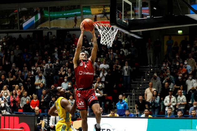 Sport Bilder des Tages 27.03.2022, easyCredit Basketball Bundesliga, BBL, Saison 2021 2022, Herren, Chemnitz Niners - Alba Berlin Nelson Weidemann, Niners Chemnitz beim Dunk Chemnitz Messe Chemnitz Sachsen Germany