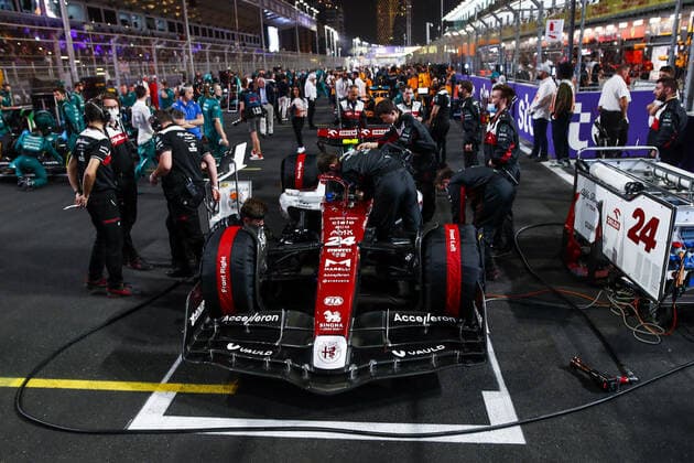 Starting grid, 24 ZHOU Guanyu (chi), Alfa Romeo F1 Team ORLEN C42, action during the Formula 1 STC Saudi Arabian Grand Prix 2022, 2nd round of the 2022 FIA Formula One World Championship, WM, Weltmeisterschaft on the Jeddah Corniche Circuit, from March 25 to 27, 2022 in Jeddah, Saudi Arabia - F1 - SAUDI ARABIAN GRAND PRIX 2022 - RACE DPPI Panoramic  00122007__B2_0110.JPG_