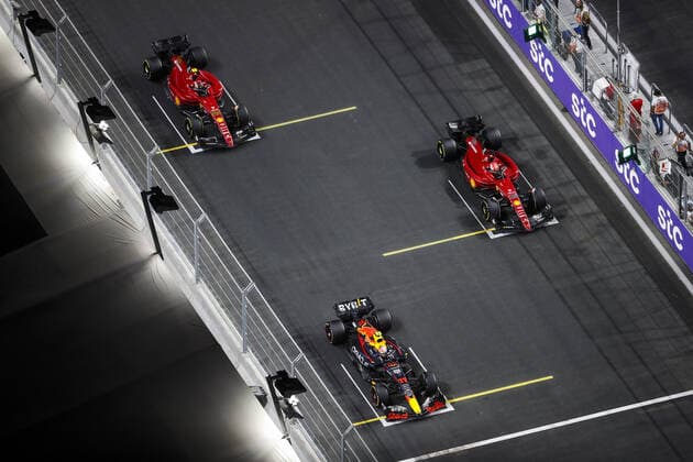 Starting grid, 11 PEREZ Sergio (mex), Red Bull Racing RB18, 16 LECLERC Charles (mco), Scuderia Ferrari F1-75, 55 SAINZ Carlos (spa), Scuderia Ferrari F1-75, action during the Formula 1 STC Saudi Arabian Grand Prix 2022, 2nd round of the 2022 FIA Formula One World Championship, WM, Weltmeisterschaft on the Jeddah Corniche Circuit, from March 25 to 27, 2022 in Jeddah, Saudi Arabia - F1 - SAUDI ARABIAN GRAND PRIX 2022 - RACE DPPI Panoramic 00122007__V2_3666.JPG_