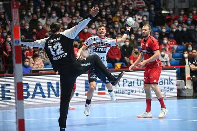 Sport Themen der Woche KW12 Sport Bilder des Tages 27.03.2022 xkhx Kassel, Rothenbach-Halle Handball Handball-Bundesliga Saison 2021 2022 MT Melsungen - SG Flensburg-Handewitt LASSE SVAN (SG Flensburg-Handewitt) gegen Torwart Silvio Heinevetter (12, MT Melsungen) *** 27 03 2022 xkhx Kassel, Rothenbach Hall Handball Handball Bundesliga season 2021 2022 MT Melsungen SG Flensburg Handewitt LASSE SVAN SG Flensburg Handewitt against goalkeeper Silvio Heinevetter 12, MT Melsungen