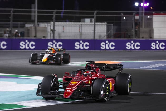 16 LECLERC Charles (mco), Scuderia Ferrari F1-75, 01 VERSTAPPEN Max (nld), Red Bull Racing RB18, action during the Formula 1 STC Saudi Arabian Grand Prix 2022, 2nd round of the 2022 FIA Formula One World Championship, WM, Weltmeisterschaft on the Jeddah Corniche Circuit, from March 25 to 27, 2022 in Jeddah, Saudi Arabia - F1 - SAUDI ARABIAN GRAND PRIX 2022 - RACE DPPI Panoramic 00122007_AV6_8736.JPG_