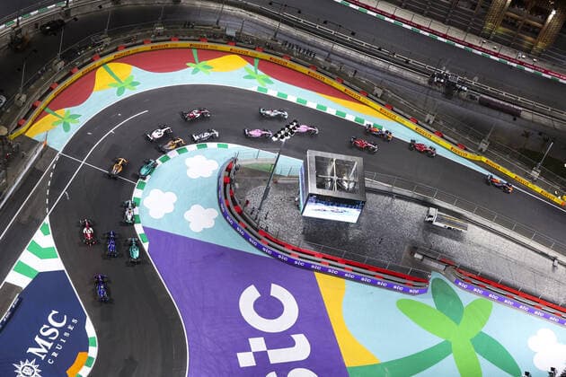 Start of the race, 11 PEREZ Sergio (mex), Red Bull Racing RB18, 16 LECLERC Charles (mco), Scuderia Ferrari F1-75, action during the Formula 1 STC Saudi Arabian Grand Prix 2022, 2nd round of the 2022 FIA Formula One World Championship, WM, Weltmeisterschaft on the Jeddah Corniche Circuit, from March 25 to 27, 2022 in Jeddah, Saudi Arabia - F1 - SAUDI ARABIAN GRAND PRIX 2022 - RACE DPPI Panoramic 00122007_AV6_8595.JPG_