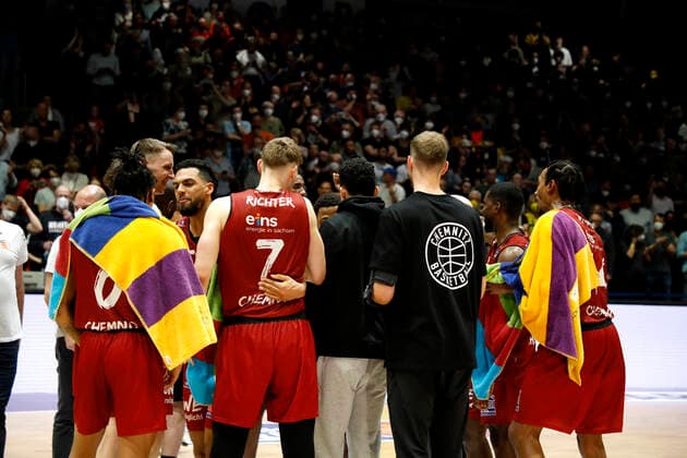 27.03.2022, easyCredit Basketball Bundesliga, BBL, Saison 2021 2022, Herren, Chemnitz Niners - Alba Berlin Jubel der Niners Chemnitz nach dem Spiel Chemnitz Messe Chemnitz Sachsen Germany