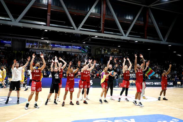 27.03.2022, easyCredit Basketball Bundesliga, BBL, Saison 2021 2022, Herren, Chemnitz Niners - Alba Berlin Jubel der Niners Chemnitz nach dem Spiel Chemnitz Messe Chemnitz Sachsen Germany