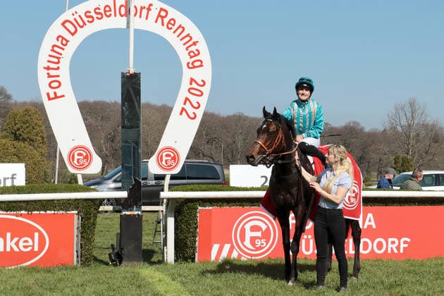 Sport Themen der Woche KW12 Sport Bilder des Tages 27.03.2022, Duesseldorf, Nordrhein-Westfalen, GER - Mansour mit Sibylle Vogt nach dem Sieg. Galopprennbahn Duesseldorf-Grafenberg. (Pferd, Jockey, Mansour, Vogt, Sieg) 220327SG988DUESSELDORF.JPG *** 27 03 2022, Duesseldorf, North Rhine Westphalia, GER Mansour with Sibylle Vogt after victory Galopprennbahn Duesseldorf Grafenberg horse, jockey, Mansour, Vogt, victory 220327SG988DUESSELDORF JPG