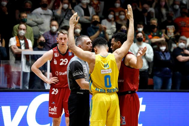 27.03.2022, easyCredit Basketball Bundesliga, BBL, Saison 2021 2022, Herren, Chemnitz Niners - Alba Berlin Maodo Lo, Alba Berlin, Trent Lockett, Niners Chemnitz im Gespräch mit dem Schiedsrichter Chemnitz Messe Chemnitz Sachsen Germany