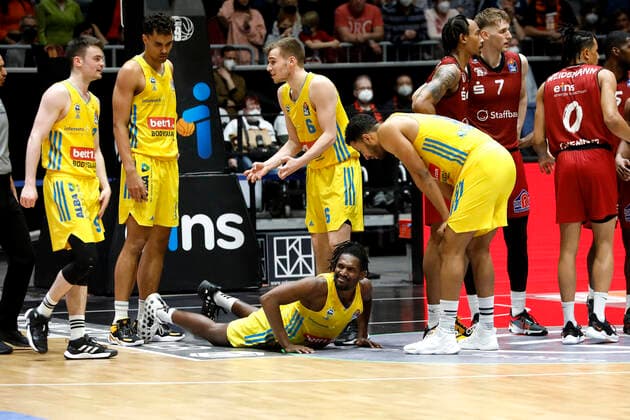 27.03.2022, easyCredit Basketball Bundesliga, BBL, Saison 2021 2022, Herren, Chemnitz Niners - Alba Berlin Jaleen Smith, Alba Berlin am Boden nach einem Foul Chemnitz Messe Chemnitz Sachsen Germany