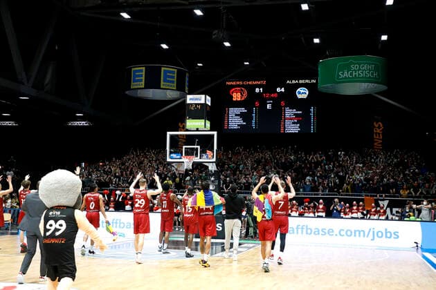 27.03.2022, easyCredit Basketball Bundesliga, BBL, Saison 2021 2022, Herren, Chemnitz Niners - Alba Berlin Jubel der Niners Chemnitz nach dem Spiel Chemnitz Messe Chemnitz Sachsen Germany