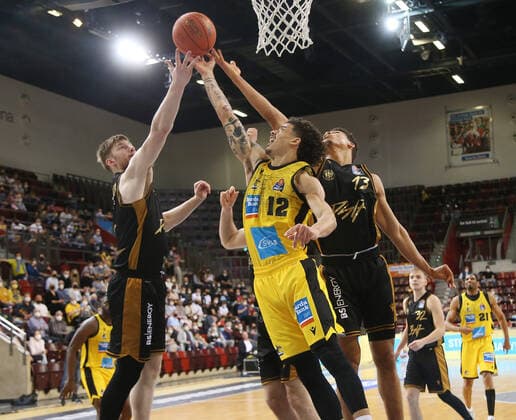 Jonah Radebaugh (Riesen, Mitte) . MHP Riesen Ludwigsburg vs.Basketball Löwen Braunschweig . Basketball-Bundesliga 2021-2022. Ludwigsburg , GER, 27.03.2022,