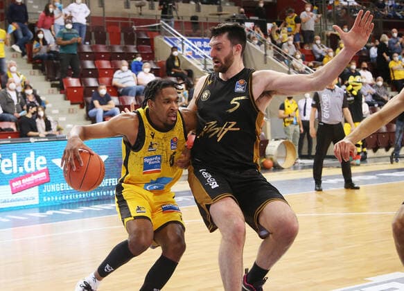 V.li. Justin Simon (Riesen) , Owen Klassen (Braunschweig) . MHP Riesen Ludwigsburg vs.Basketball Löwen Braunschweig . Basketball-Bundesliga 2021-2022. Ludwigsburg , GER, 27.03.2022,