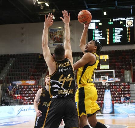 Justin Simon (Riesen, rechts) . MHP Riesen Ludwigsburg vs.Basketball Löwen Braunschweig . Basketball-Bundesliga 2021-2022. Ludwigsburg , GER, 27.03.2022,