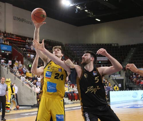 Ethan Rapp (Riesen, links) . MHP Riesen Ludwigsburg vs.Basketball Löwen Braunschweig . Basketball-Bundesliga 2021-2022. Ludwigsburg , GER, 27.03.2022,