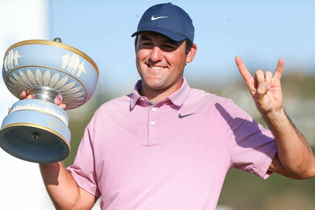 Bilder des Jahres 2022, Sport 03 März Sport Themen der Woche KW12 Sport Bilder des Tages March 27, 2022, Austin, Texas, United States: Scottie Scheffler holds the Walter Hagen Cup on the 16th green after winning the final round of the 2022 WGC-Dell Technologies Match Play at Austin Country Club in Austin, Texas. Austin United States - ZUMAw109 20220327_zap_w109_051 Copyright: xDebbyxWongx