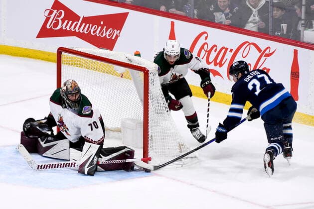 Sport Themen der Woche KW12 Sport Bilder des Tages March 27, 2022, WINNIPEG, MB, CANADA: Arizona Coyotes goaltender Karel Vejmelka (70) makes a save on Winnipeg Jets Nikolaj Ehlers (27) during the second period of NHL, Eishockey Herren, USA action in Winnipeg on Sunday March 27, 2022. Winnipeg Jets vs Arizona Coyotes  - ZUMAc35_ 20220327_zaf_c35_163 Copyright: xFredxGreensladex