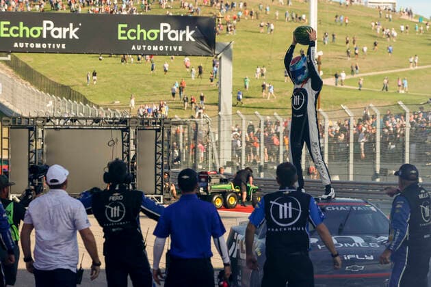 Bilder des Jahres 2022, Sport 03 März Sport Themen der Woche KW12 Sport Bilder des Tages AUSTIN, TX - MARCH 27: Ross Chastain ( 1 TrackHouse Racing ONX Homes iFly Chevrolet) holds a watermelon above his head after winning the NASCAR, Motorsport, USA Cup Series EchoPark Automotive Grand Prix on March 27, 2022 at Circuit of The Americas in Austin, Texas. (Photo by Matthew Pearce Icon Sportswire) AUTO: MAR 27 NASCAR Cup Series - EchoPark Automotive Grand Prix Icon1692203279858