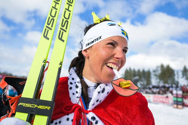 Sport Themen der Woche KW13 Sport Bilder des Tages 220328 Charlotte Kalla med mantel och krona jublar efter damernas 30 km under dag 5 av SM-veckan den 28 mars 2022 i Pitea. *** 220328 Charlotte Kalla with coat and crown cheers after the ladies 30 km during day 5 of the Swedish Championships week on March 28, 2022 in Pitea,  Copyright: MAXIMxTHORE BB220328MT095