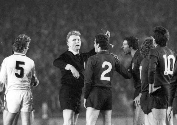 Borussia Mönchengladbach - AC Turin 0:0 in Düsseldorf 03.11.1977 Schiedsrichter Alfred Delcourt (Belgien) zeigt Renato Zaccarelli (Turin 10) die rote Karte. Dies war der zweite von drei Platzverweisen gegen Turin. Editorial use only ! nur fuer journalistische Zwecke ! *** Borussia Mönchengladbach AC Torino 0 0 in Düsseldorf 03 11 1977 Referee Alfred Delcourt Belgium shows Renato Zaccarelli Torino 10 the red card This was the second of three sending offs against Torino Editorial use only for journalistic purposes HM