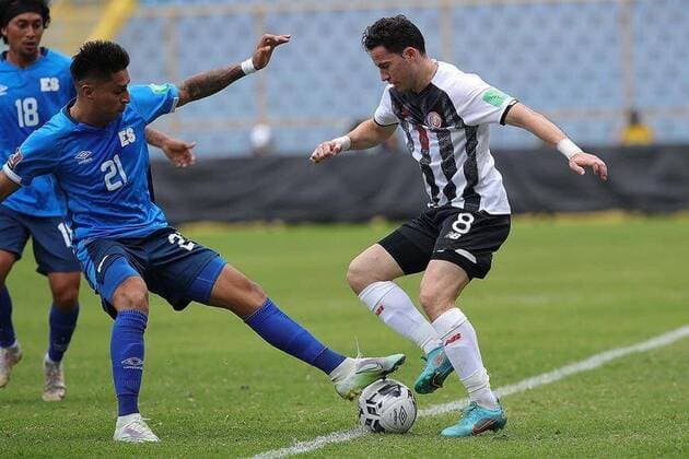 March 28, 2022: Bryan Oviedo.SeleccioÂ³n Nacional .El Salvador 1 - Costa Rica 2.Eliminatorias Catar 2022.Bryan Tamacas intenta despojar del baloÂ³n al lateral Bryan Oviedo, quien fue titular ante los salvadoreoÂ±os.Fedefutbol Latino News - March 28, 2022 Copyright: xLaxNacionx