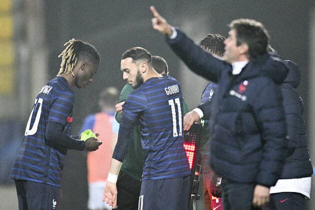 Eduardo Camavinga (Fra) passe le brassard de capitaine a Amine Gouiri (Fra) FOOTBALL : France Espoirs vs Irlande du Nord - Calais - 28 03 2022 JBAutissier Panoramic 
