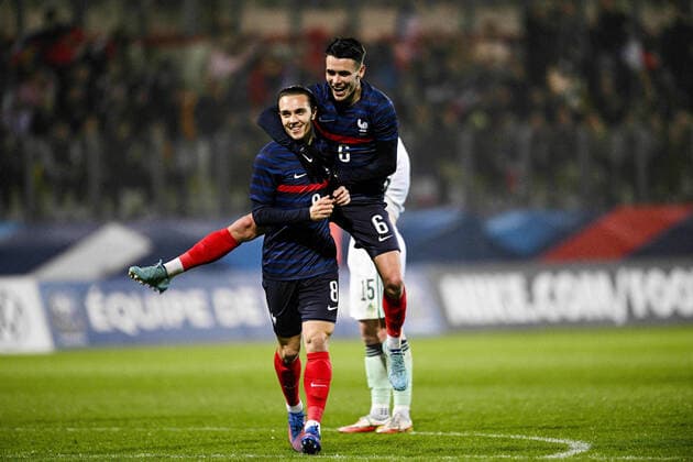 Joie des joueurs de l Equipe de France apres le but de Maxence Caqueret (Fra) Enzo Le Fee (Fra) FOOTBALL : France Espoirs vs Irlande du Nord - Calais - 28 03 2022 JBAutissier Panoramic 