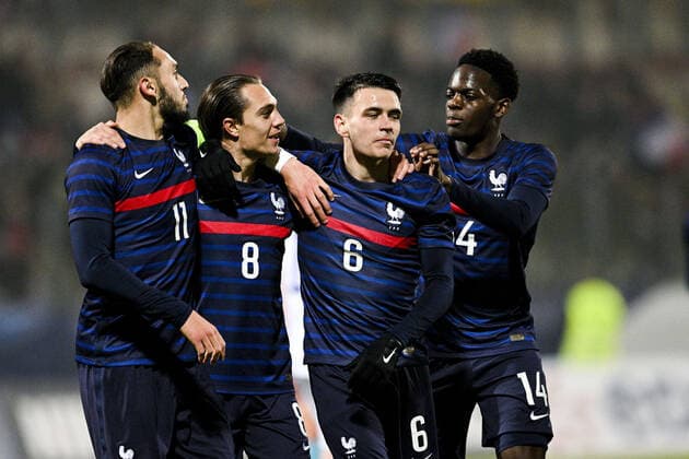 Joie des joueurs de l Equipe de France apres le but de Maxence Caqueret (Fra) Enzo Le Fee (Fra) Amine Gouiri (Fra) Castello Lukeba (Fra) FOOTBALL : France Espoirs vs Irlande du Nord - Calais - 28 03 2022 JBAutissier Panoramic 