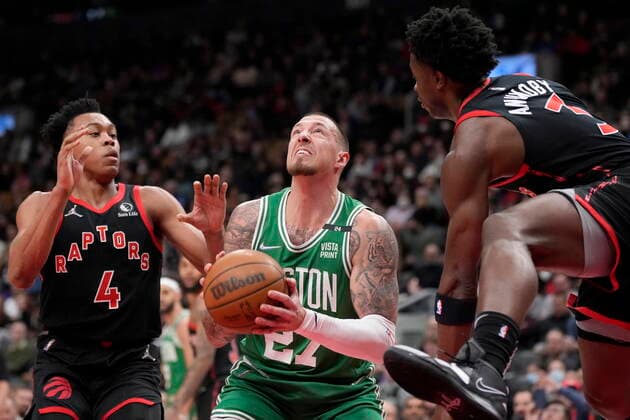 March 28, 2022, Toronto, ON, CANADA: Boston Celtics centre Daniel Theis (27) looks to the basket as Toronto Raptors forward Scottie Barnes (4) and teammate OG Anunoby (3) defend during first half NBA, Basketball Herren, USA basketball action in Toronto, Monday, March 28, 2022. Celtics at Raptors NBA  - ZUMAc35_ 20220328_zaf_c35_061 Copyright: xFrankxGunnx