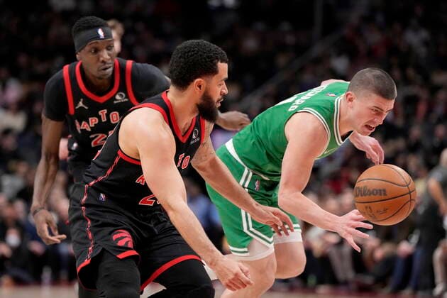 March 28, 2022, Toronto, ON, CANADA: Boston Celtics guard Payton Pritchard (11) gets away with a loose ball as Toronto Raptors forward Chris Boucher (25) and teammate Fred VanVleet (23) look on during first half NBA, Basketball Herren, USA basketball action in Toronto, Monday, March 28, 2022. Celtics at Raptors NBA  - ZUMAc35_ 20220328_zaf_c35_067 Copyright: xFrankxGunnx