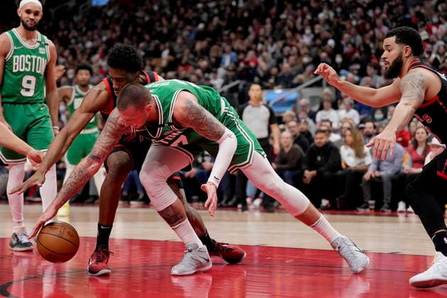 March 28, 2022, Toronto, ON, CANADA: Toronto Raptors forward Thaddeus Young (21) and Boston Celtics centre Daniel Theis (27) reach for a loose ball during first half NBA, Basketball Herren, USA basketball action in Toronto, Monday, March 28, 2022. Celtics at Raptors NBA  - ZUMAc35_ 20220328_zaf_c35_069 Copyright: xFrankxGunnx