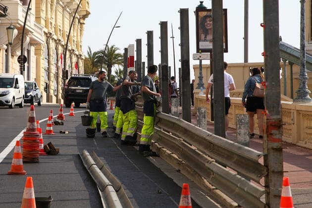 March 28, 2022, Monte-Carlo, Monaco: Workmen build barriers at Beau Rivage straight for Monte Carlo Grand Prix Formula 1 race. The race takes place on 29 May 2022. Monte-Carlo Monaco - ZUMAs197 0153754029st Copyright: xDinendraxHariax
