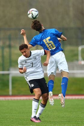 Eric Emanuel da Silva Moreira (Deutschland) im Zweikampf mit Filippo Pagnucco (Italien) Deutschland vs Italien, Fussball, U16-Laenderspiel, 29.03.2022 DFB regulations prohibit any use of photographs as image sequences and or quasi-video. Deutschland vs Italien, Fussball, U16-Laenderspiel, 29.03.2022 Wetzlar Copyright: xEibner-Pressefotox EP_RWS
