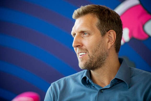 Sport Bilder des Tages Basketball: Eurobasket-PK mit Dirk Nowitzki und Armin Andres am 29.03.22 im KölnSKY in Köln (Nordrhein-Westfalen). Dirk Nowitzki lacht, Portrait, Copyright: xChristopherxNeundorfx