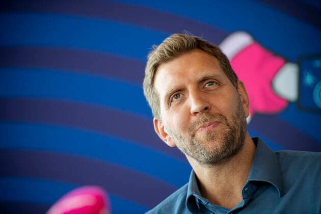 Basketball: Eurobasket-PK mit Dirk Nowitzki und Armin Andres am 29.03.22 im KölnSKY in Köln (Nordrhein-Westfalen). Dirk Nowitzki lacht, Portrait, Copyright: xChristopherxNeundorfx