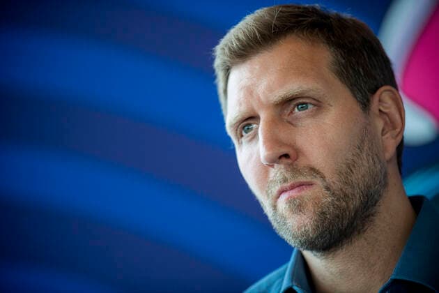 Basketball: Eurobasket-PK mit Dirk Nowitzki und Armin Andres am 29.03.22 im KölnSKY in Köln (Nordrhein-Westfalen). Dirk Nowitzki lacht, Portrait, Copyright: xChristopherxNeundorfx